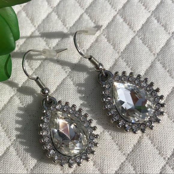Sparkly drop earrings.  Fun and timeless ✨ - Picture 2 of 8